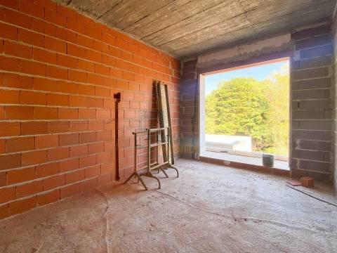 Moradia Moderna com Piscina – Tranquilidade e Perto da Praia