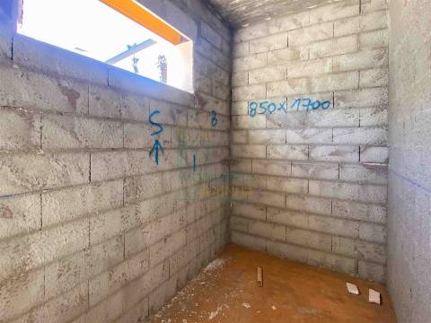 Moradia Moderna com Piscina – Tranquilidade e Perto da Praia