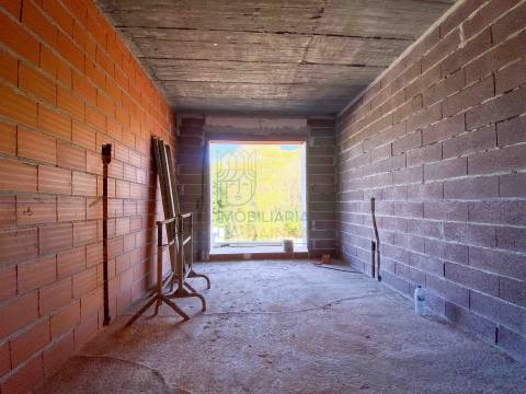 Moradia Moderna com Piscina – Tranquilidade e Perto da Praia