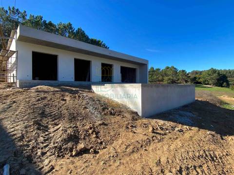 Moradia Moderna com Piscina – Tranquilidade e Perto da Praia