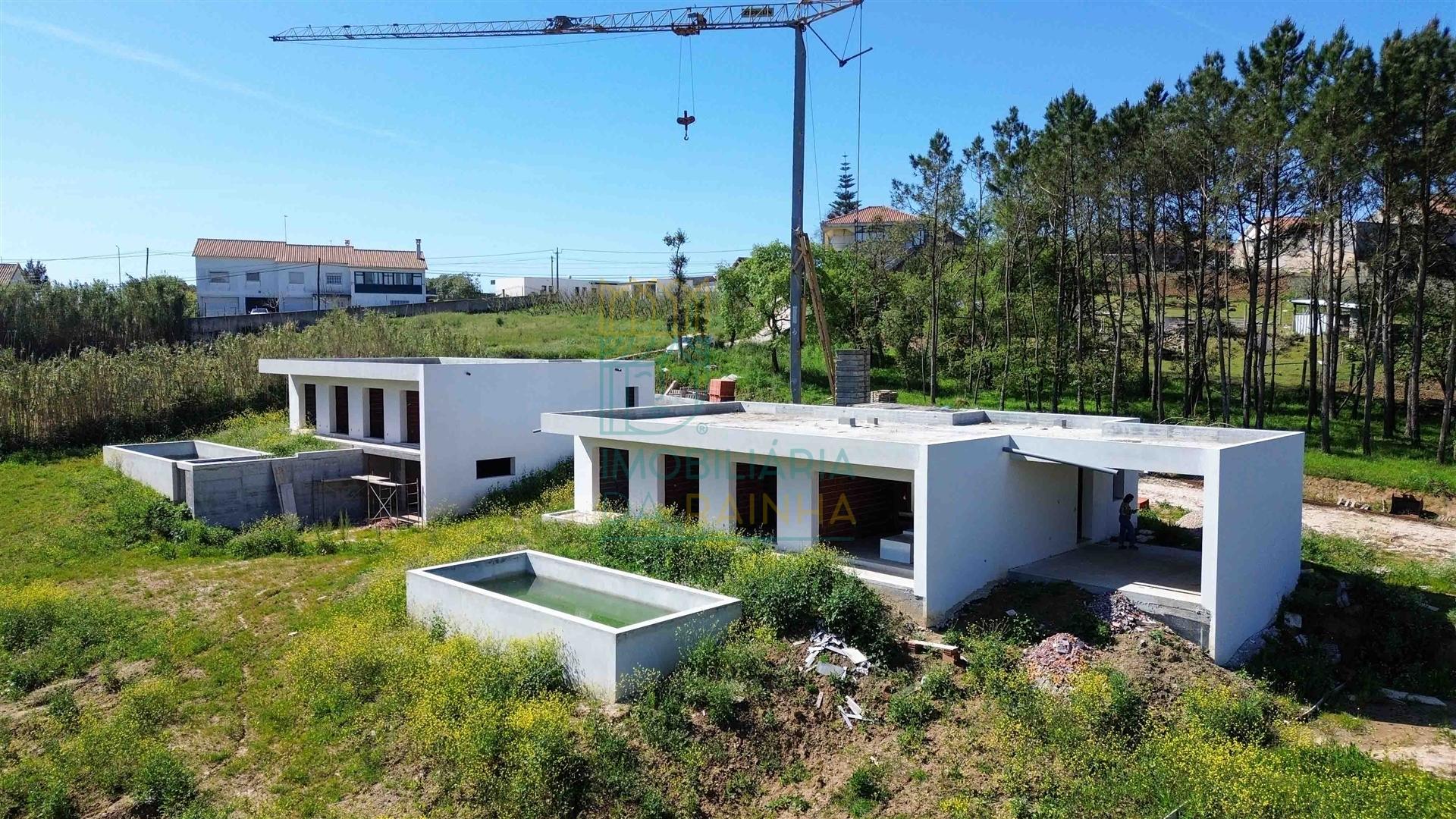 Moradia Moderna com Piscina – Tranquilidade e Perto da Praia