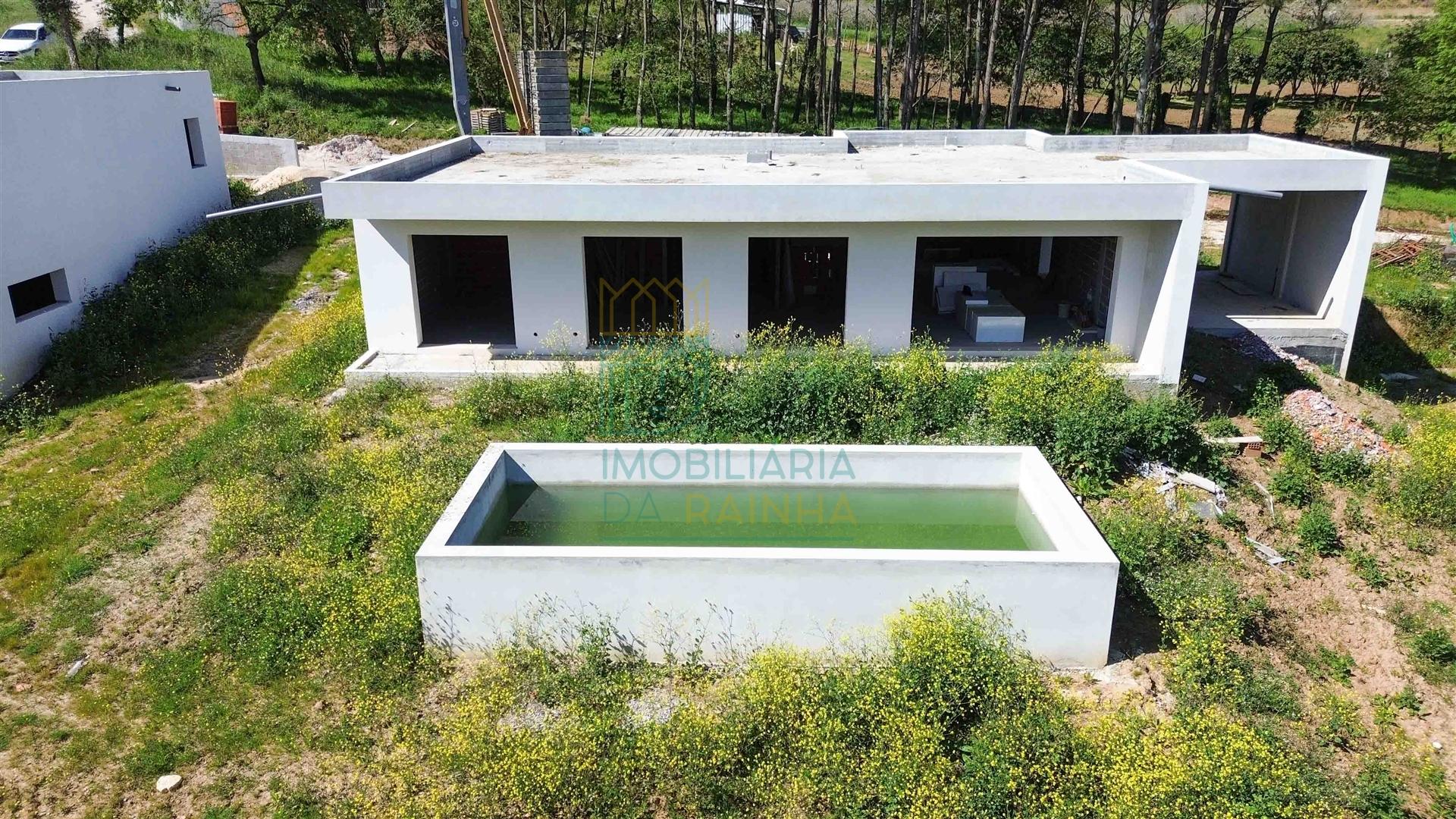 Moradia Moderna com Piscina – Tranquilidade e Perto da Praia