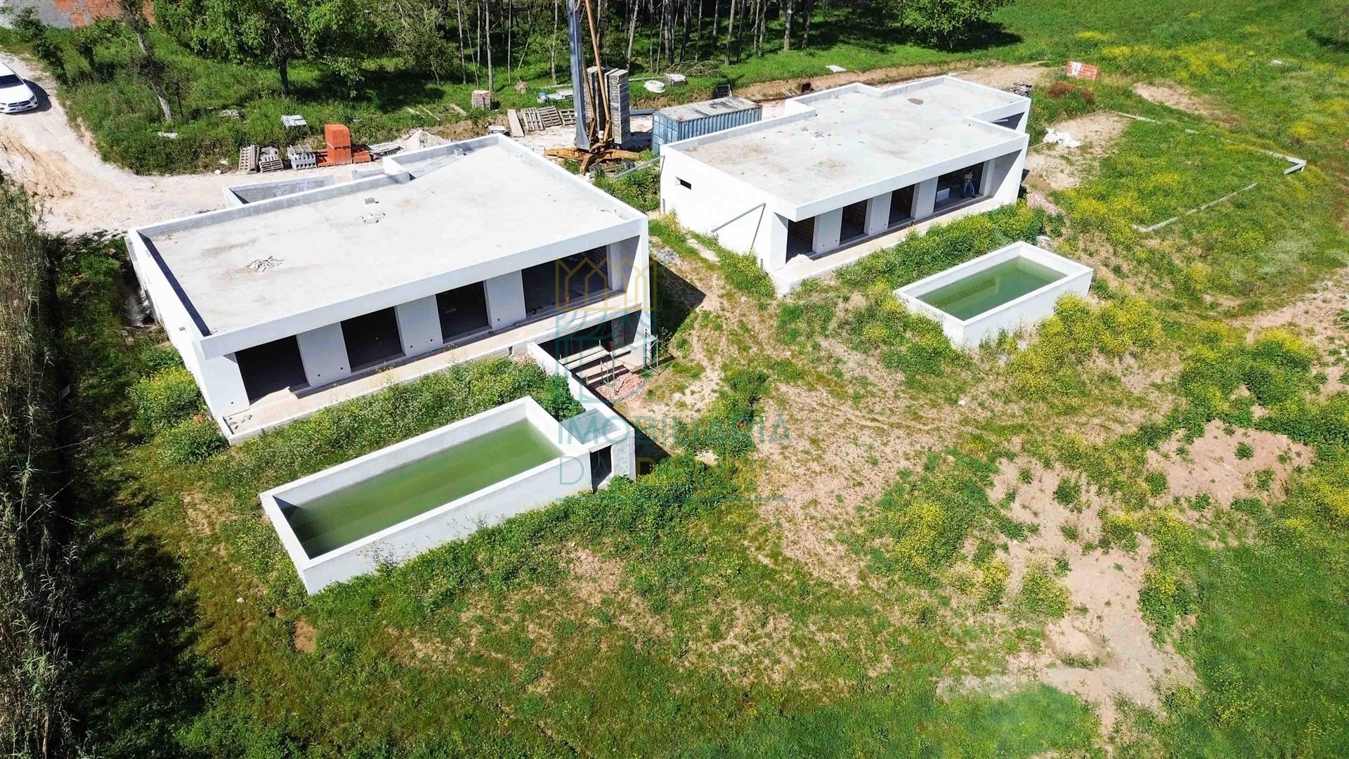 Moradia Moderna com Piscina – Tranquilidade e Perto da Praia