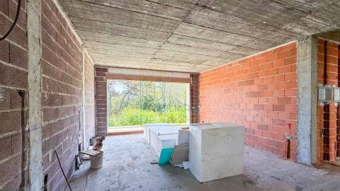 Moradia Moderna com Piscina – Tranquilidade e Perto da Praia