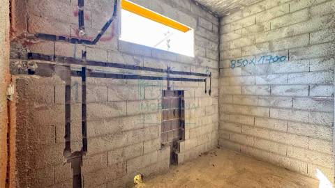 Moradia Moderna com Piscina – Tranquilidade e Perto da Praia