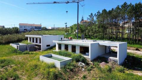 Moradia Moderna com Piscina – Tranquilidade e Perto da Praia