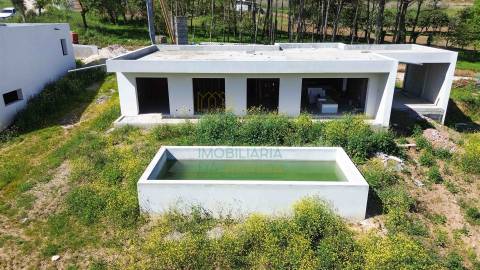 Moradia Moderna com Piscina – Tranquilidade e Perto da Praia