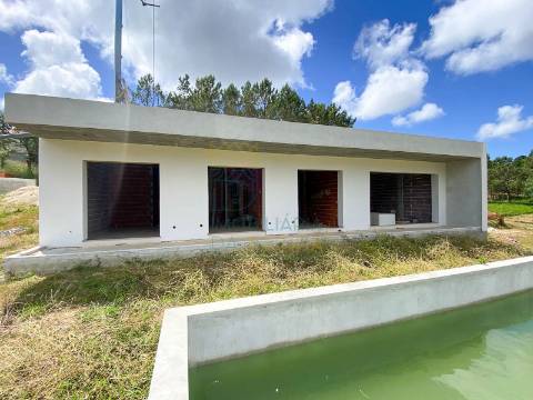 Moradia Moderna com Piscina – Tranquilidade e Perto da Praia
