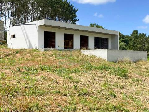 Moradia Moderna com Piscina – Tranquilidade e Perto da Praia