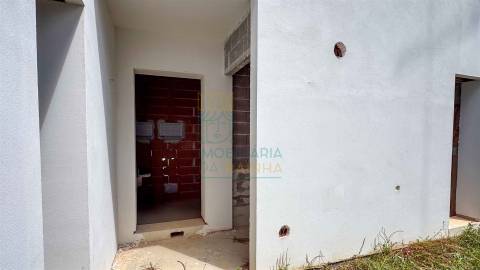Moradia Moderna com Piscina – Tranquilidade e Perto da Praia