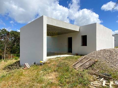 Moradia Moderna com Piscina – Tranquilidade e Perto da Praia
