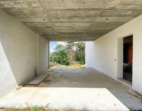 Moradia Moderna com Piscina – Tranquilidade e Perto da Praia
