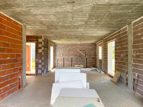 Moradia Moderna com Piscina – Tranquilidade e Perto da Praia