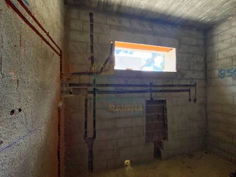 Moradia Moderna com Piscina – Tranquilidade e Perto da Praia