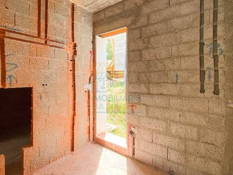 Moradia Moderna com Piscina – Tranquilidade e Perto da Praia