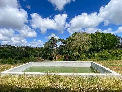 Moradia Moderna com Piscina – Tranquilidade e Perto da Praia