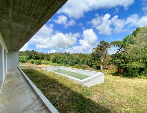 Moradia Moderna com Piscina – Tranquilidade e Perto da Praia