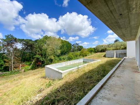 Moradia Moderna com Piscina – Tranquilidade e Perto da Praia