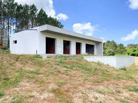 Moradia Moderna com Piscina – Tranquilidade e Perto da Praia