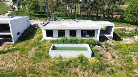Moradia Moderna com Piscina – Tranquilidade e Perto da Praia