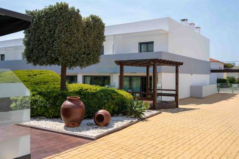 Moradia T3 em Condomínio Privado na Praia da Areia Branca