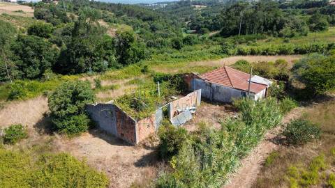 Casa para Recuperar com Terreno – Cela Nova, Alcobaça