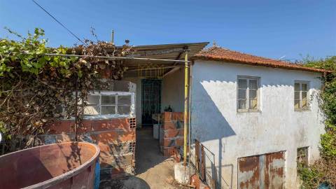 Casa para Recuperar com Terreno – Cela Nova, Alcobaça
