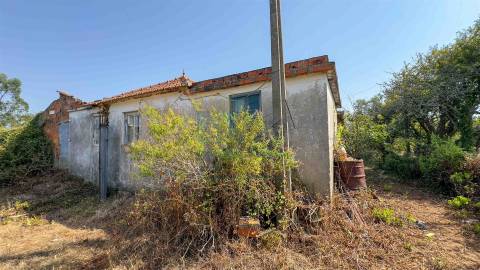 Casa para Recuperar com Terreno – Cela Nova, Alcobaça