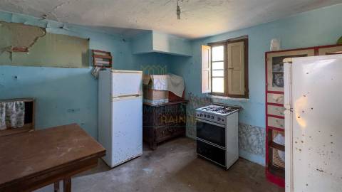 Casa para Recuperar com Terreno – Cela Nova, Alcobaça