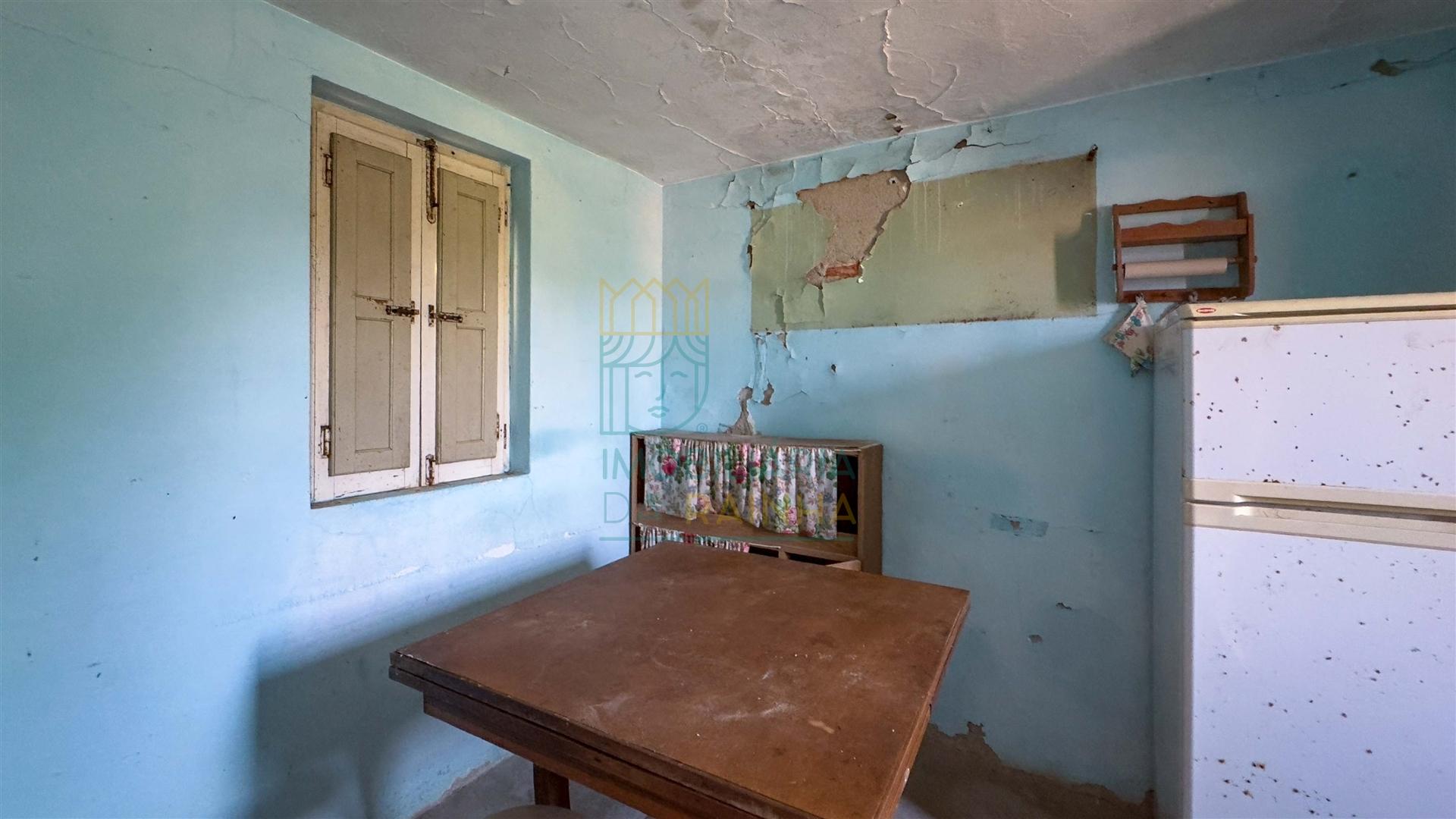 Casa para Recuperar com Terreno – Cela Nova, Alcobaça