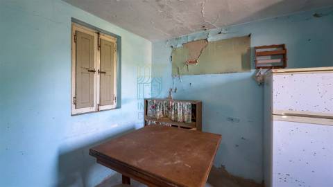 Casa para Recuperar com Terreno – Cela Nova, Alcobaça