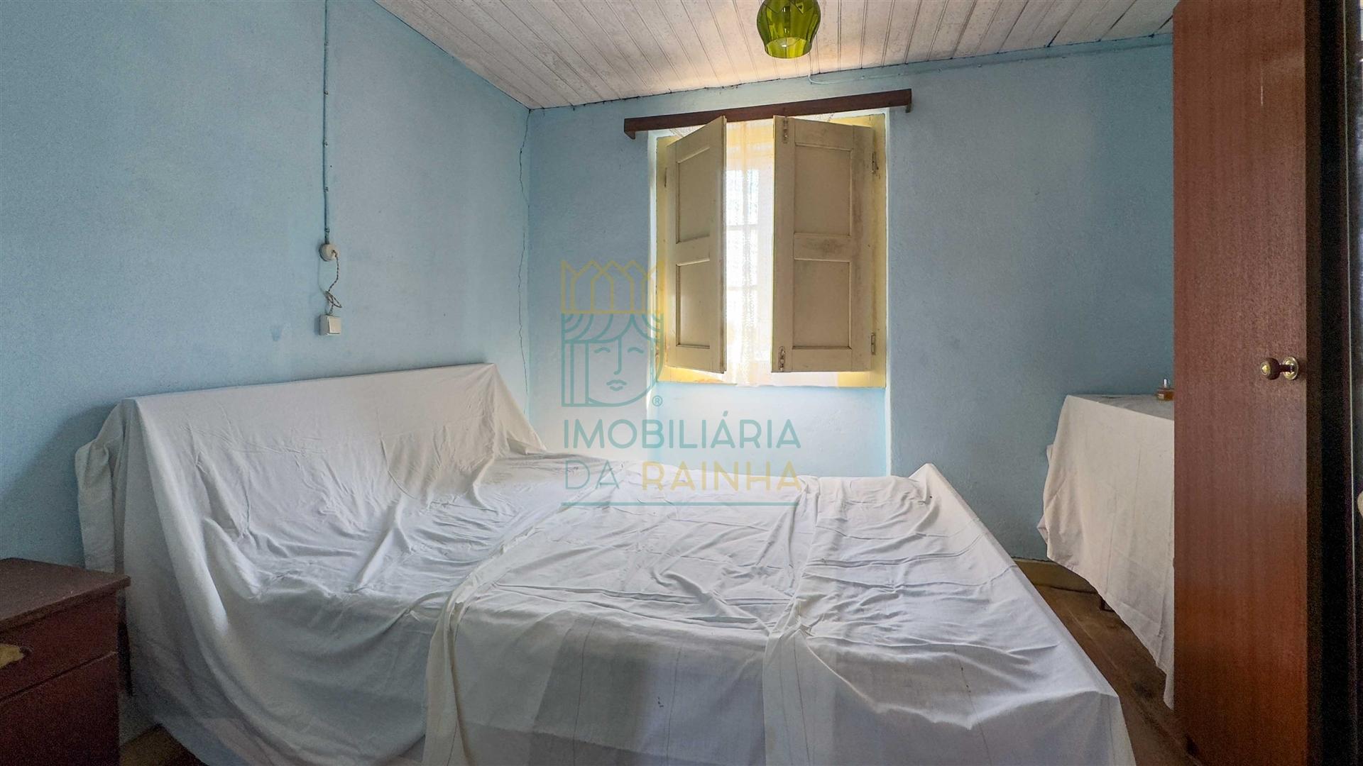 Casa para Recuperar com Terreno – Cela Nova, Alcobaça