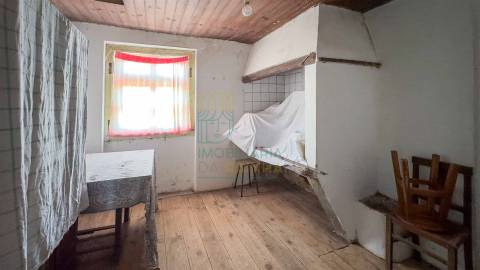 Casa para Recuperar com Terreno – Cela Nova, Alcobaça