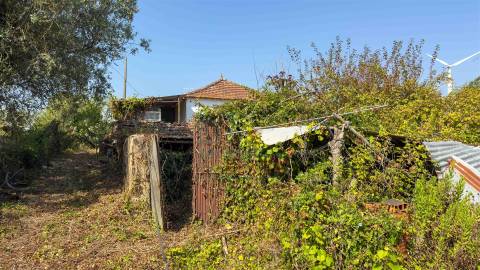 Casa para Recuperar com Terreno – Cela Nova, Alcobaça