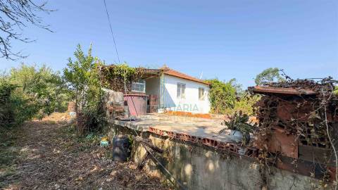 Casa para Recuperar com Terreno – Cela Nova, Alcobaça