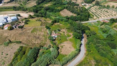 Casa para Recuperar com Terreno – Cela Nova, Alcobaça