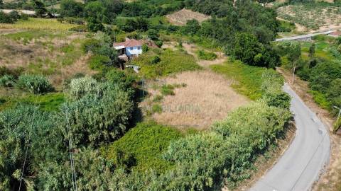 Casa para Recuperar com Terreno – Cela Nova, Alcobaça