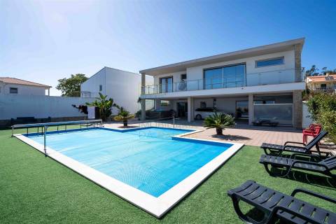 Moradia T4 com Piscina, Jacuzzi e Espaço Exterior em Caldas da Rainha