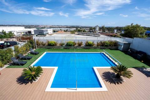 Moradia T4 com Piscina, Jacuzzi e Espaço Exterior em Caldas da Rainha