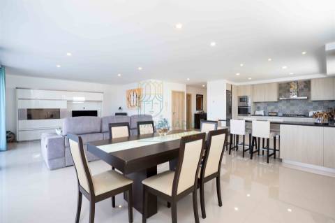 Moradia T4 com Piscina, Jacuzzi e Espaço Exterior em Caldas da Rainha