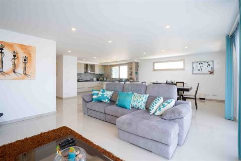 Moradia T4 com Piscina, Jacuzzi e Espaço Exterior em Caldas da Rainha