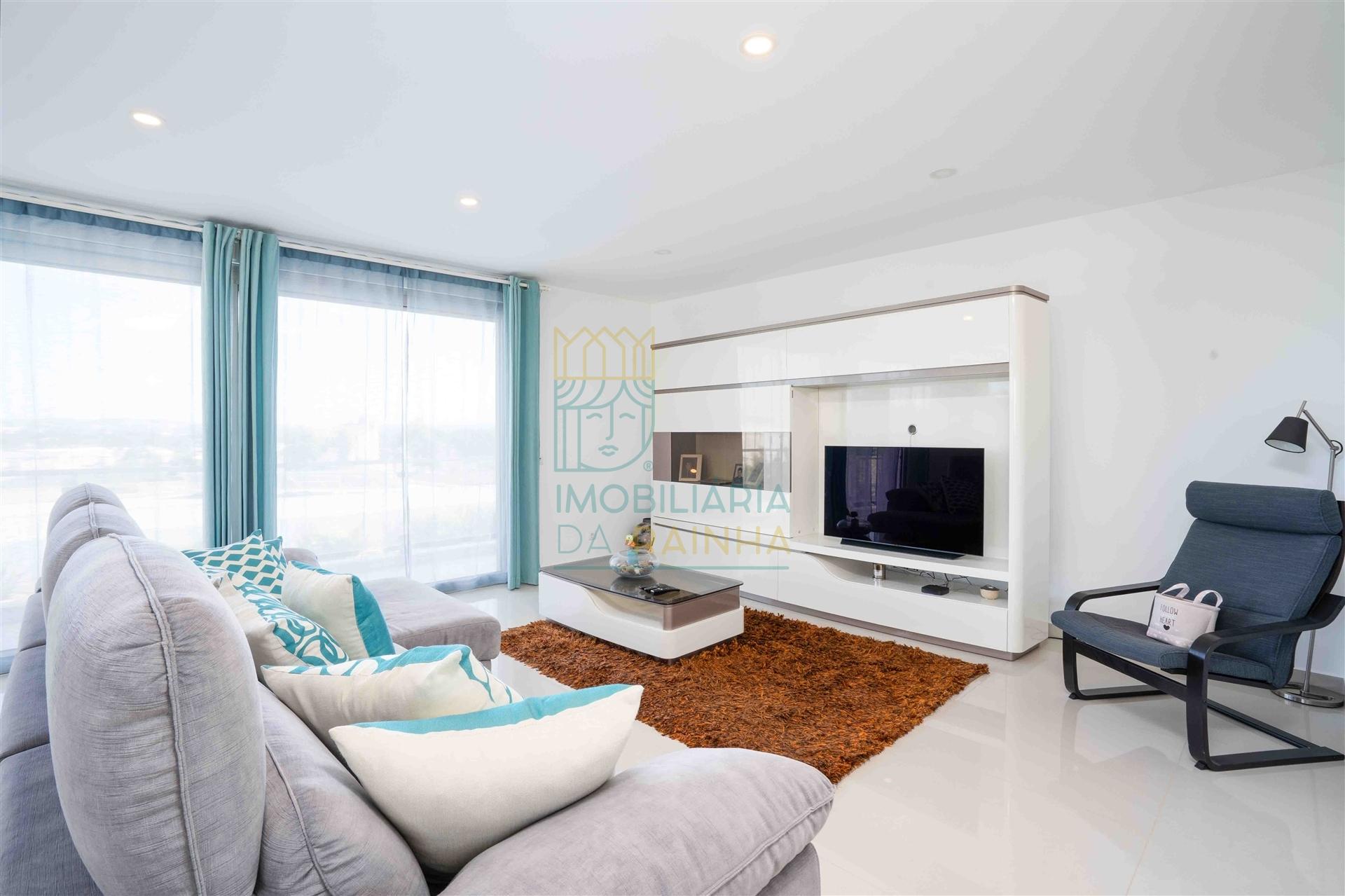 Moradia T4 com Piscina, Jacuzzi e Espaço Exterior em Caldas da Rainha