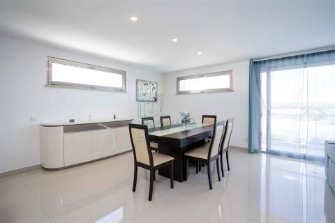 Moradia T4 com Piscina, Jacuzzi e Espaço Exterior em Caldas da Rainha