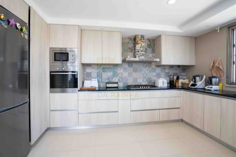 Moradia T4 com Piscina, Jacuzzi e Espaço Exterior em Caldas da Rainha