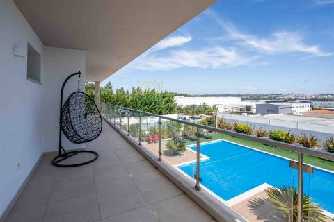 Moradia T4 com Piscina, Jacuzzi e Espaço Exterior em Caldas da Rainha