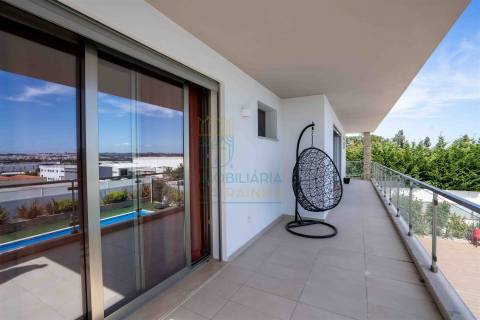 Moradia T4 com Piscina, Jacuzzi e Espaço Exterior em Caldas da Rainha