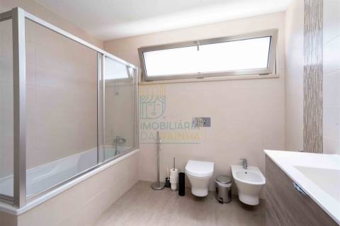 Moradia T4 com Piscina, Jacuzzi e Espaço Exterior em Caldas da Rainha
