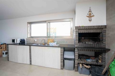 Moradia T4 com Piscina, Jacuzzi e Espaço Exterior em Caldas da Rainha