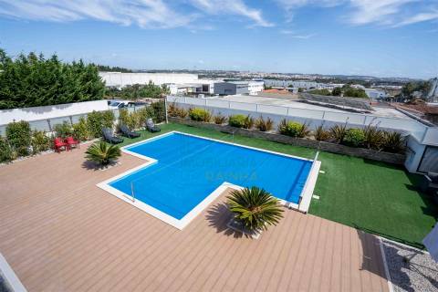 Moradia T4 com Piscina, Jacuzzi e Espaço Exterior em Caldas da Rainha
