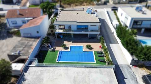 Moradia T4 com Piscina, Jacuzzi e Espaço Exterior em Caldas da Rainha